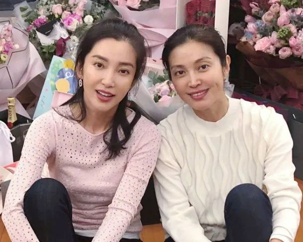 抱团捞钱的5对姐妹!不撕逼合伙赚大钱,李冰冰姐妹资产超10亿|蒋雯丽|张韶涵|娱乐圈|马思纯|蒋雯娟_新浪娱乐_新浪新闻