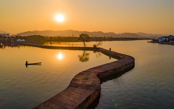 黄昏时分的浙江绍兴鉴湖。受访单位供图