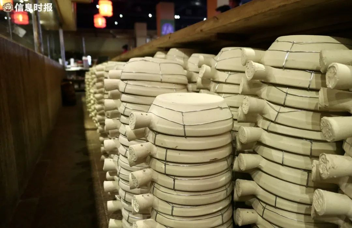 啫8所有砂煲都是定制的，为免食材串味以及砂煲开裂，每只砂煲都是用一次即弃。信息时报记者 徐敏 摄