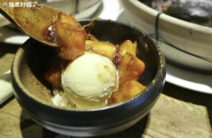 啫8独创的啫啫木瓜配姜撞奶雪糕。信息时报记者 徐敏 摄