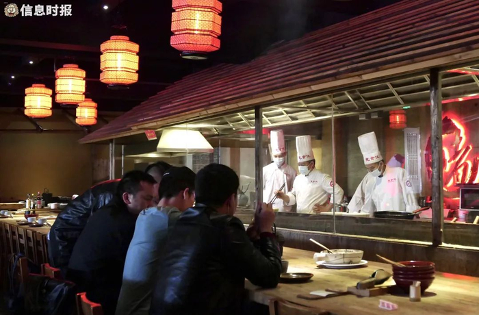 啫8效仿宋朝酒楼风格装修成啫啫煲餐吧，是啫啫煲爱好者的聚脚点。信息时报记者 徐敏 摄