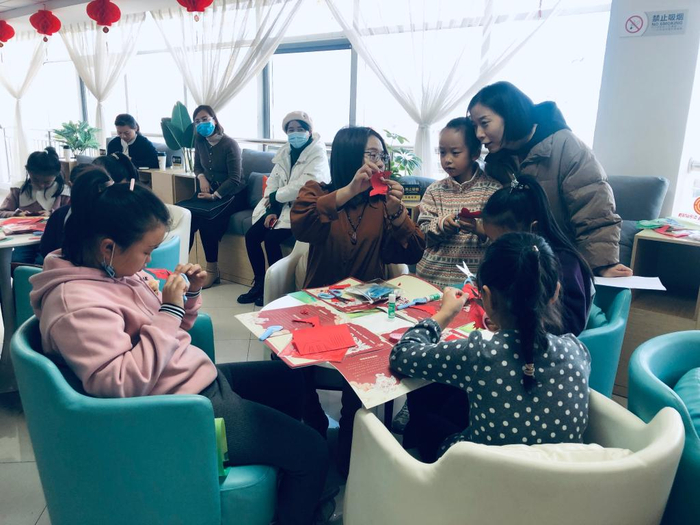 　　寒假期间，银川市金凤区通福社区为辖区青少年准备了多项文化活动，这是剪纸“非遗”传承人李剑正在指导孩子们制作手工剪纸。新华社记者 艾福梅 摄