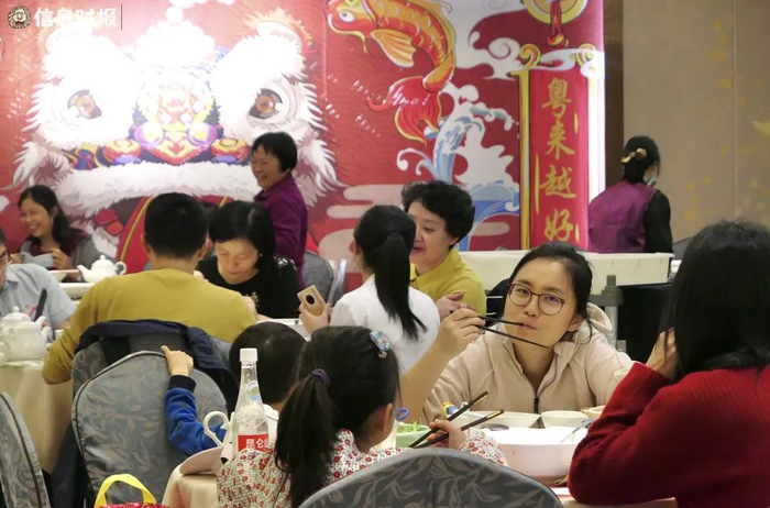 客人品尝啫啫煲。信息时报记者 徐敏 摄