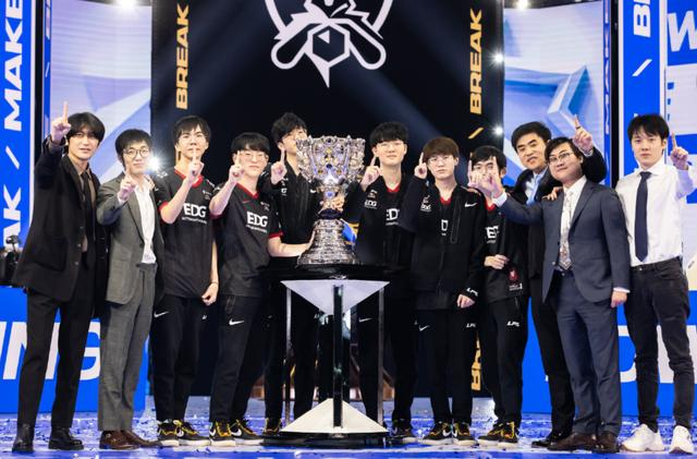 Edg Raffle EDG冠军奖杯到货!满满一面墙全是荣誉,唯独MSI赛事太可惜?|总决赛|拳头|粉丝|之后|基地_新浪新闻