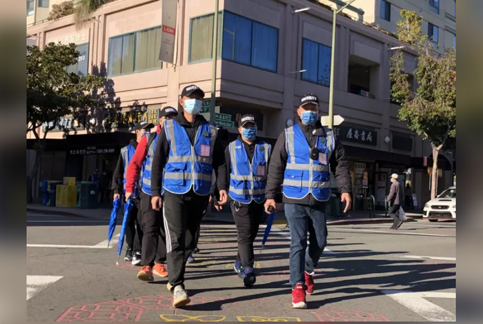 图为奥克兰华埠蓝天使义工巡逻队在华埠巡逻，维护治安。记者 刘先进 摄 来源：美国世界日报