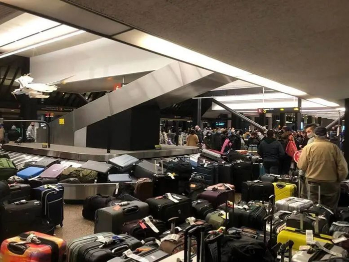 一名中国留学生提供的西雅图机场达美航空取消航班所堆积的行李照片