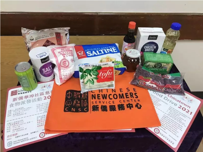 图为新侨服务中心发放的健康食物袋 。 新侨服务中心供图 来源：美国世界日报