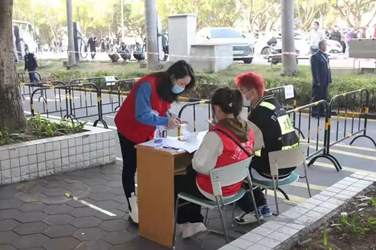 ▲ 大鹏新区葵涌应急办葛凤玲在比亚迪工业园区开展核酸采样工作