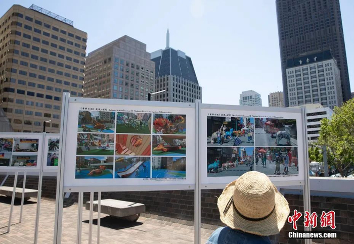 图为美国旧金山多个华人社团联合举办的“《华埠日记》疫境·前行”公益摄影展。中新社记者 刘关关 摄 