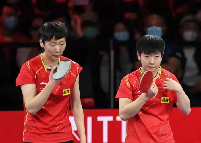 世乒赛女双比赛中的孙颖莎（右）（新华社）