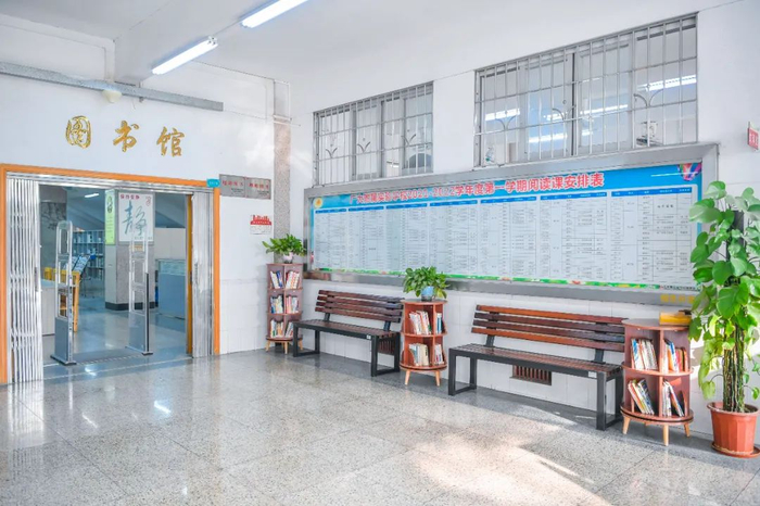 广大附校设有大型图书馆。