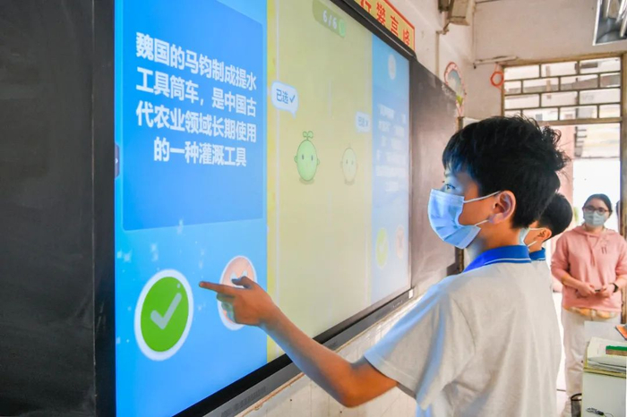 老师在课堂上开展形式多样的练习。