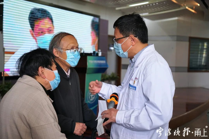 宁大医学院附属医院消化内科主任叶国良，给市民普及医学知识