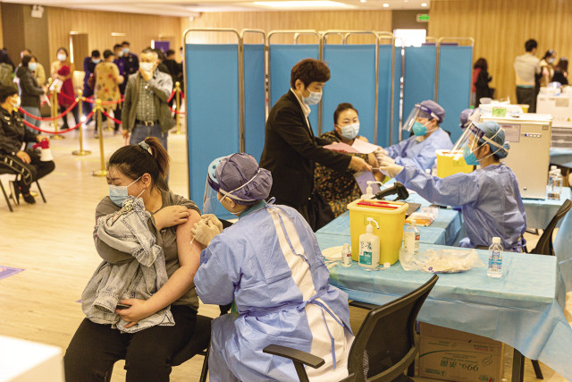 2021年10月26日，新发地市场商户与员工们接种新冠疫苗“加强针”。资料图片/新京报记者 郑新洽 摄