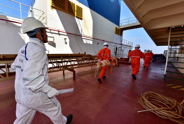 “山东人和”轮举行消防演习。摄影/章轲