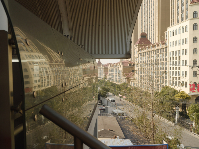 2022年1月，上海，通勤的列车和居住的楼房。澎湃新闻记者 周平浪 图