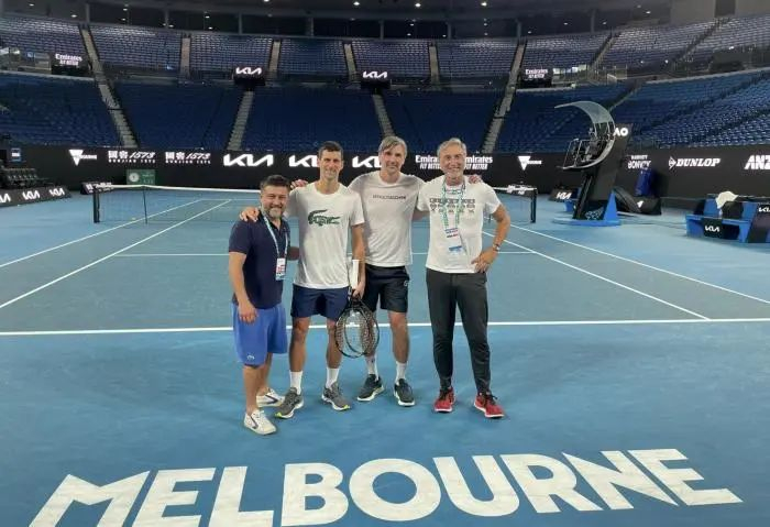 图 / 1月10日晚间，德约科维奇首次获释后备战澳网。