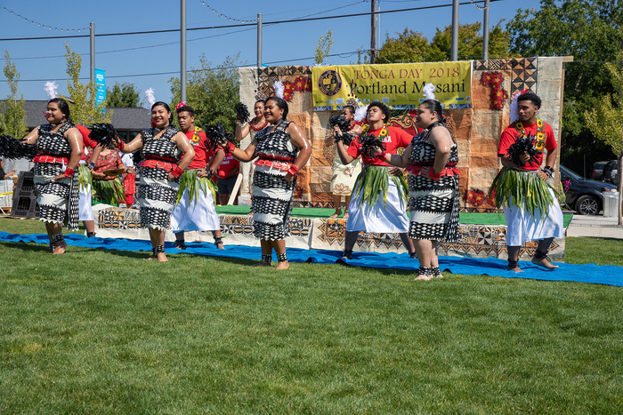 穿着塔奥瓦拉的妇女出席庆典