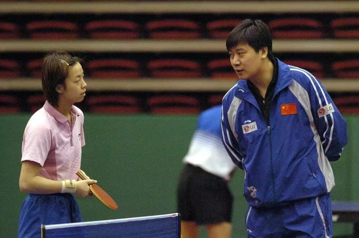 李隼（右）与张怡宁交流技术（新华社）