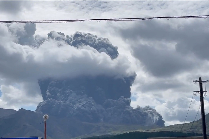 2021年10月20日，日本熊本县阿苏火山喷发出大量火山灰和浓烟。