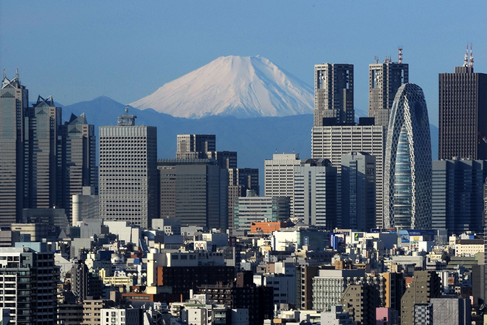 从日本首都东京的新宿地区远眺富士山。