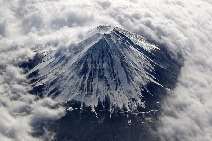 富士山的航拍资料照片（2010年2月2日摄）。