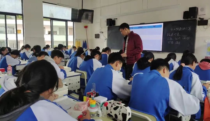 某县中语文课堂（图源：网络）