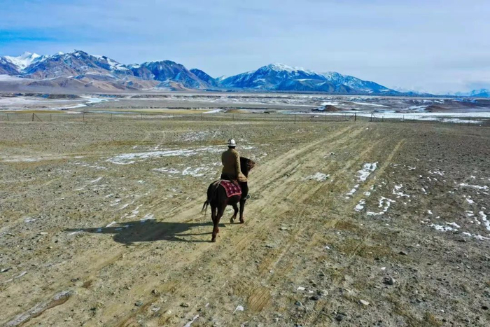阿布都加帕尔·猛德在骑马。新京报记者 马骏 摄