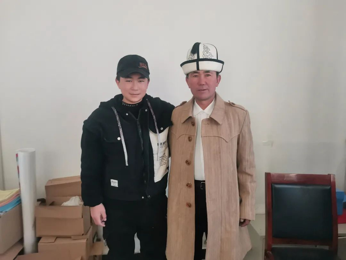 阿布都加帕尔·猛德与儿子。新京报记者 李京统 摄