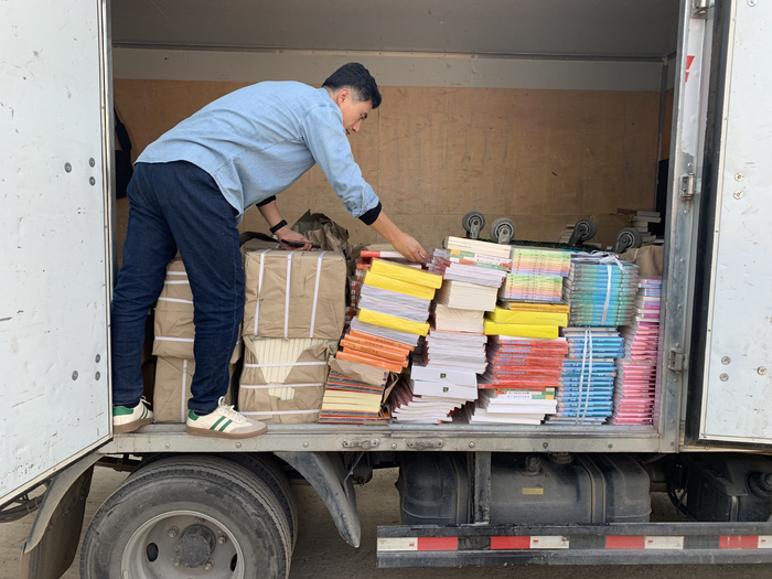 总队会同朝阳分局打掉一网络平台销售盗版儿童图书犯罪团伙，图为总队民警在现场清点涉案盗版儿童图书。环食药旅总队供图