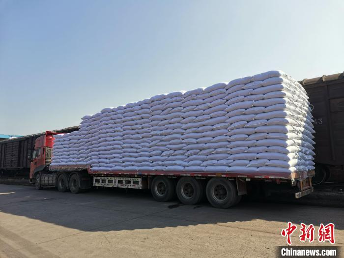 6万斤恩施宣恩绿茶装上货物列车 陈龙 摄