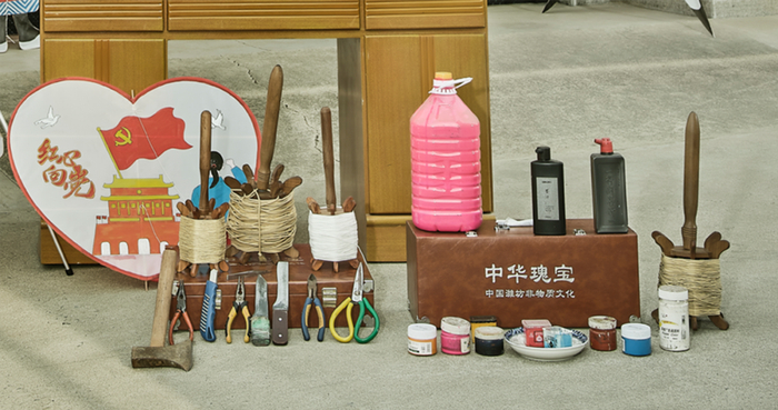 ▲潍坊风筝制作技术传承人杨红卫，最重要的家当是祖辈传承下来的制作工具