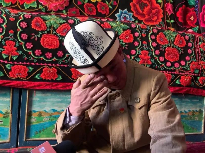 阿布都加帕尔·猛德流泪。新京报记者 马骏 摄