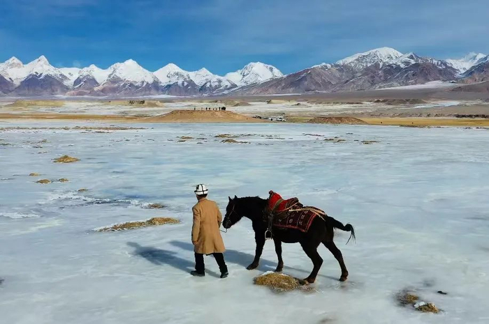 阿布都加帕尔·猛德和他的马。新京报记者 马骏 摄