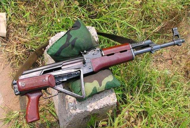 56式冲锋枪，皮实耐用，为何被81杠取代？|56式冲锋枪|AK47|步枪|冲锋枪|枪托|射击|连发|精度|刺刀|准星|后坐力|装备_新浪军事_新浪新闻