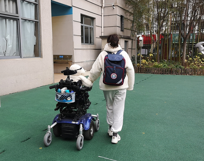 1月14日，维洛上完本学期在校的最后一节课，和妈妈一起回家。