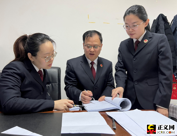 　　办案人员在讨论案情 