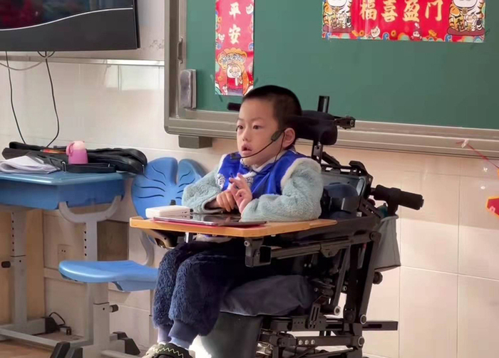 维洛在跨年迎新活动中表演节目。 受访者 供图
