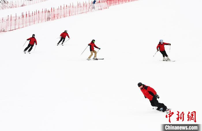 四川阿坝州茂县九鼎山太子岭滑雪场上的滑雪爱好者。　安源 摄
