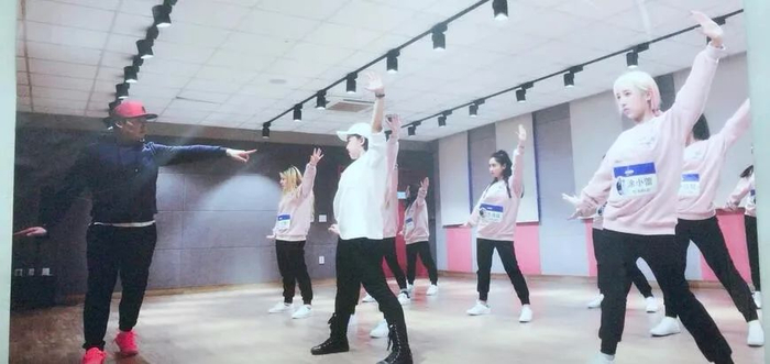 韩国偶像出道前的练习生培训。