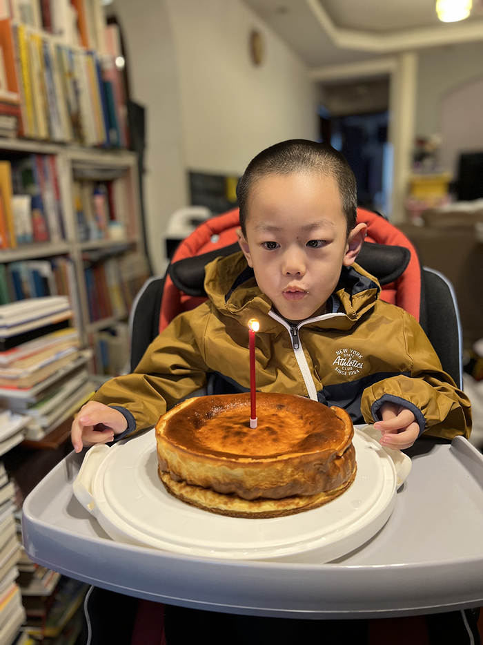 过生日，维洛吹蜡烛。 受访者 供图