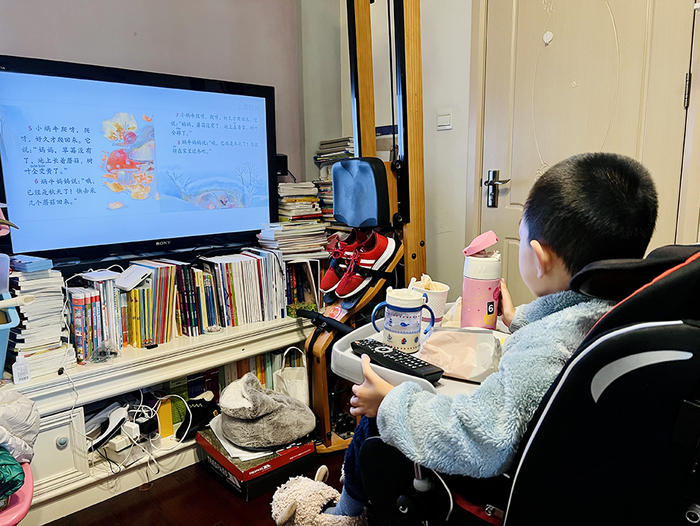 生病的时候，维洛在家看空中课堂学习。 受访者 供图