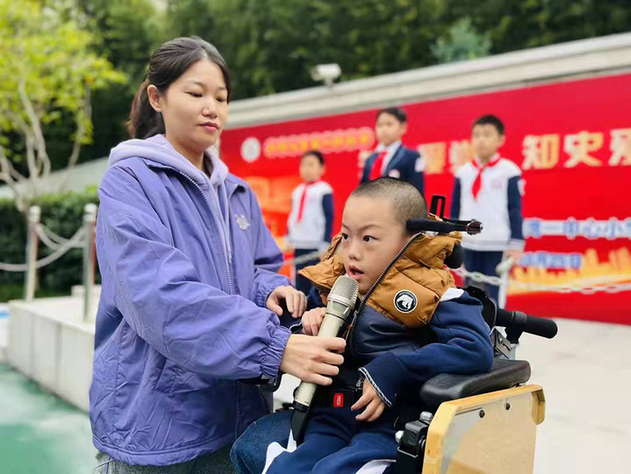 维洛在升旗仪式上演讲。 受访者 供图
