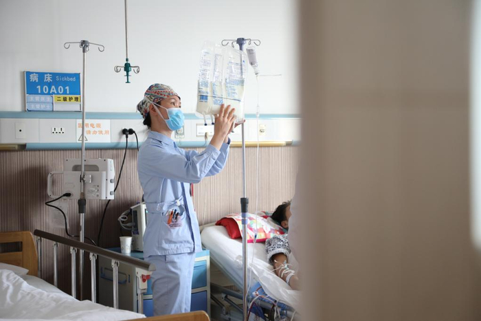 　　护理人员在方磊床旁精心照料。新华社记者马莎 摄