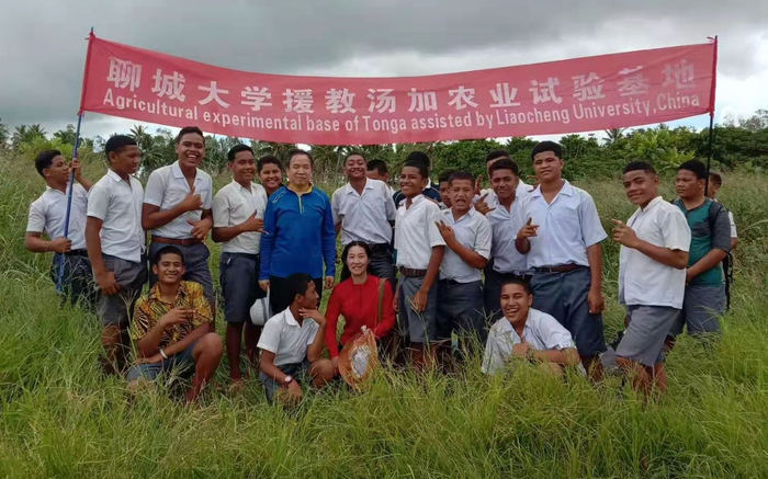 援助的老师和汤加学生们在农业试验基地合影。受访者供图
