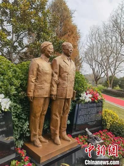 吴孟超伉俪铜像。　陈静 摄