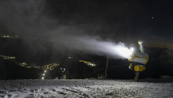 国家高山滑雪中心造雪。&nbsp;