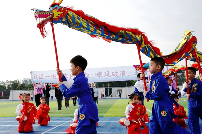 课程活动化，活动课程化。缤纷的主题活动已经成为亮丽的风景线。图为首届体育文化节运动会开场表演