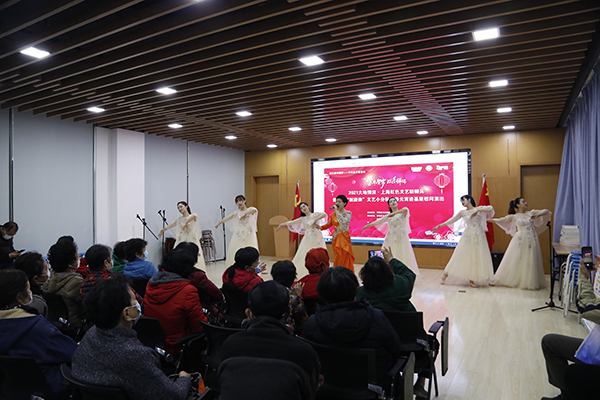 “文艺轻骑兵”下基层演出