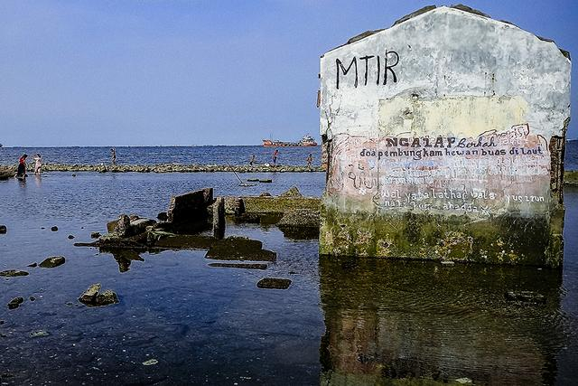 当地时间2021年4月3日，印度尼西亚雅加达，当地的海堤。雅加达的地面正在下沉。图自人民视觉 